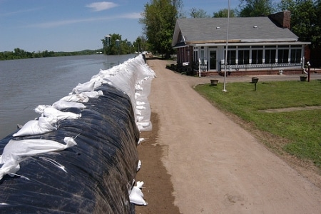 استفاده از ژئوسل یکی از کاربردی ترین و ارزان ترین روش های کنترل سیلاب ها است. 